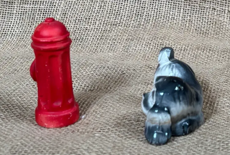 Vintage Dog Fire Hydrant Salt And Pepper Shaker Kitsch Funny REPAIRED READ