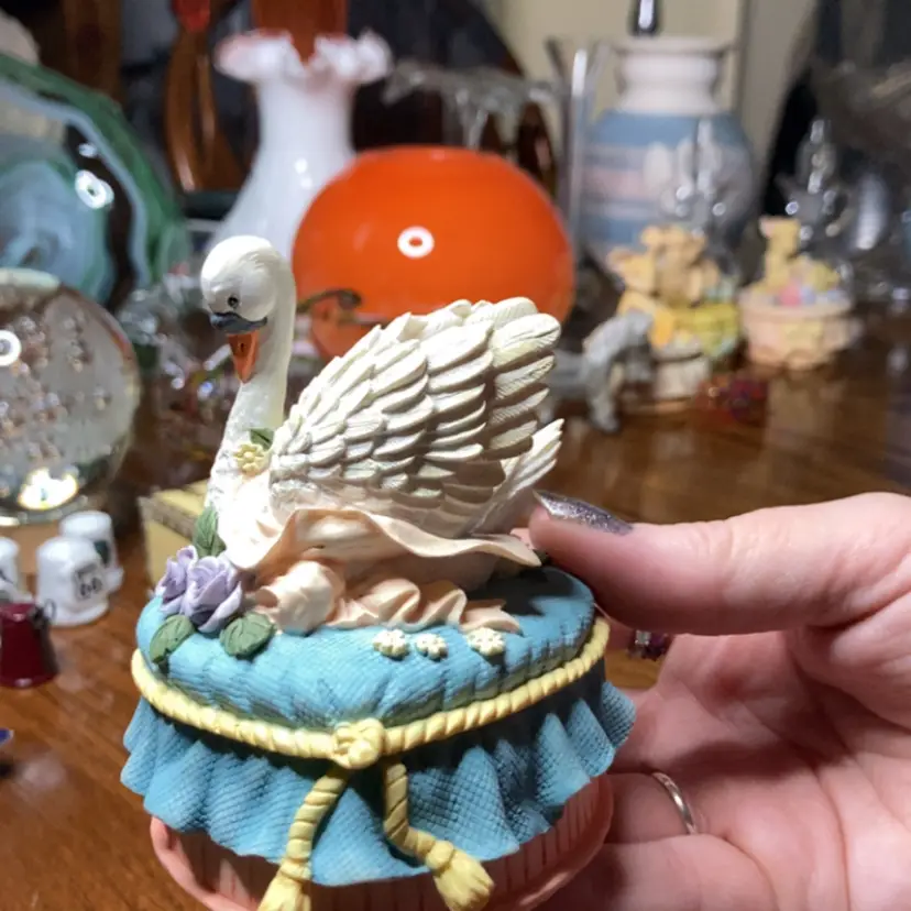 Swan Trinket Box! By Heritage House! READ! Tiny chip on 1 wing!