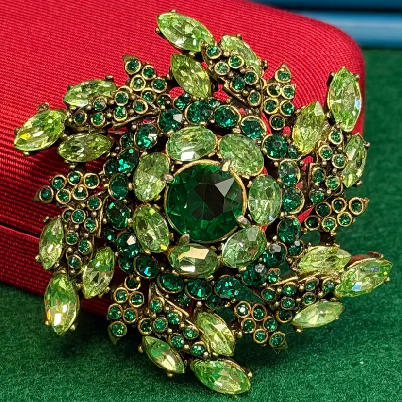 HOLLYCRAFT Signed 1952 Green Rhinestone Brooch Pin Spiral Prong Set