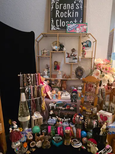 Come see what's in Granna's Closet today! $1, $2, $3, and $5 starts