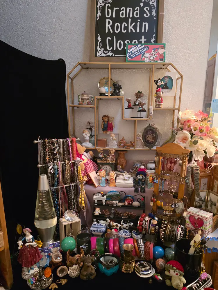 Come see what's in Granna's Closet today! $1, $2, $3, and $5 starts