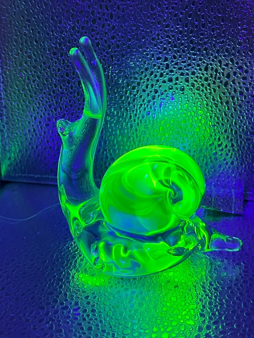 A Vintage Italian Vincenzo Nason Uranium 🐌 Snail Paperweight Murano Glass.   Whoa The Glow 🤩🤩🤩