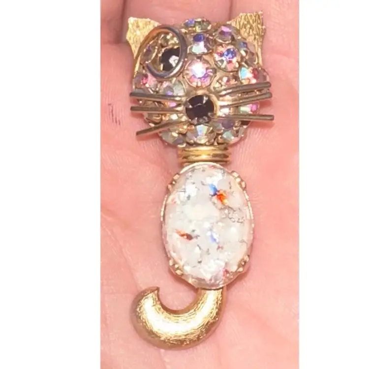 SIGNED WARNER Brooch Pin Kitty Cat Gold Tone Clear Rhinestone Jelly Belly Brooch