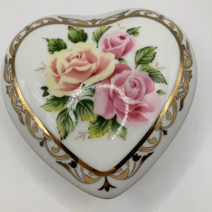 Bouquets Of Love! “You Light Up My Life”! Porcelain Music Box! 2 1/4” Tall x 3 1/2” Wide! Heritage House , Inc.