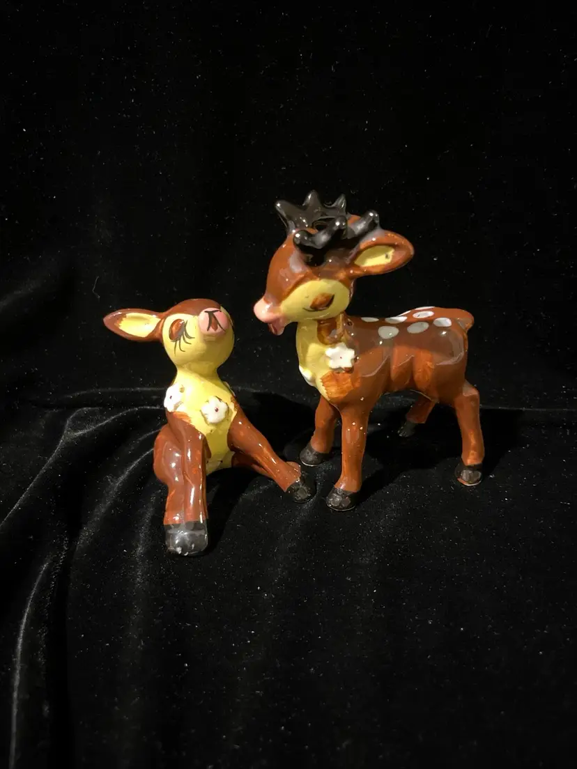 1699 - Vintage Kitschy Kissing Deer Salt And Pepper-Flaw