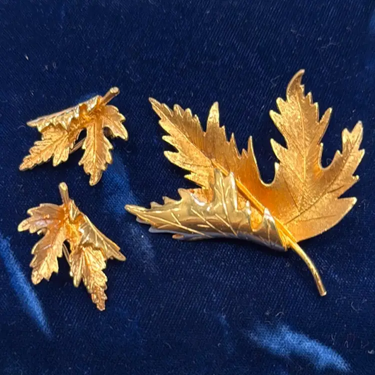 Vintage MCM Demi-Parure Set Chunky Textural GoldTone Leaf Brooch 2.75” & Matching Clip Earrings 1”