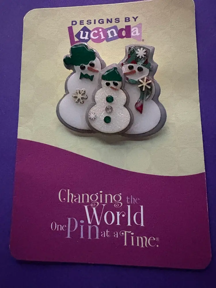 Designs By Lucinda ~ Vintage SNOWMAN FAMILY Pin / Brooch  ~ Gray/Silver Background ~ The Kid Is Glittery ~ Each Snowman Has Accessories In Shades Of Green And Red.  ☃️