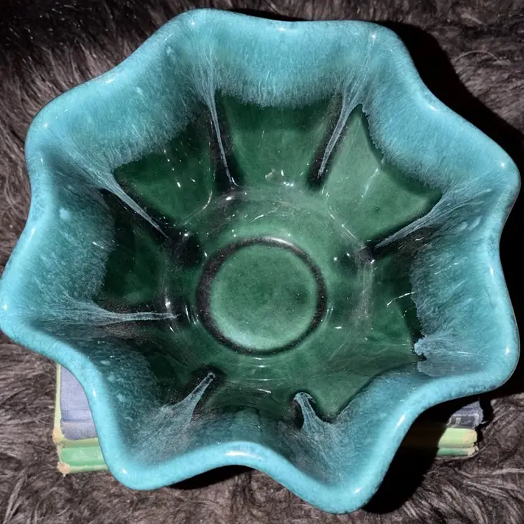 Hull Blue Green Ruffled Drip Glaze Bowl B6