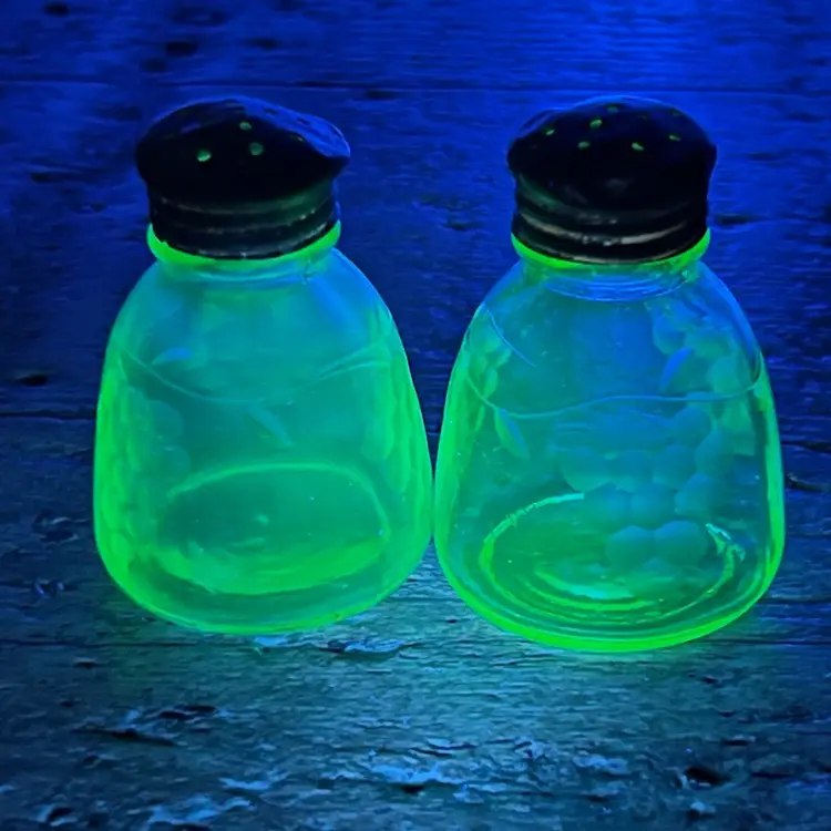 Uranium 💚 Green Depression Glass 2-1/2” Salt & Pepper Shakers With Original Screw Cap Lids. Pattern: Grapes & Grapevine. GLOW Incredible Bright Green In UV Blacklight.