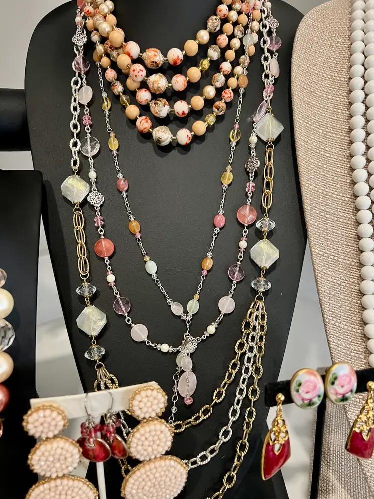 40 PCS! Vintage & Mod Jewelry Pink Beads Bling Mixed Lot Estate Wear Resale #ML-11