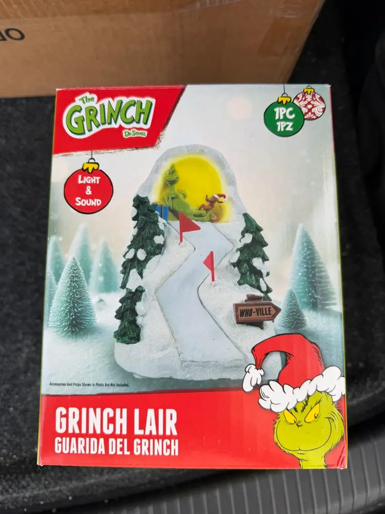 Dr. Seuss Christmas Village The Grinch Lair Light Sound 8 Holiday Melodies Max