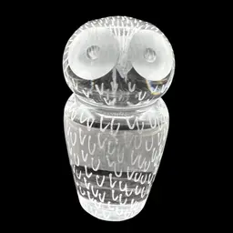 #246A Vintage Kosta Boda Crystal Owl Figurine/Paperweight With Etched Eyes And Feathers. These Beautiful MCM Owls Were Designed By Vicke Lindstrand Who Was The Artistic Director For Kosta Boda From 1950-1973
Signed Kosta 92458 Lindstrand