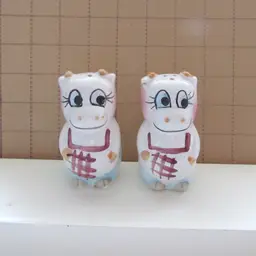 VTG Cows in Aprons S & Ps