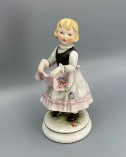 Goebel Lore Blumenkinder Figurine "Apronful of Flowers" #225 from 1968 - 18/579 - Vintage