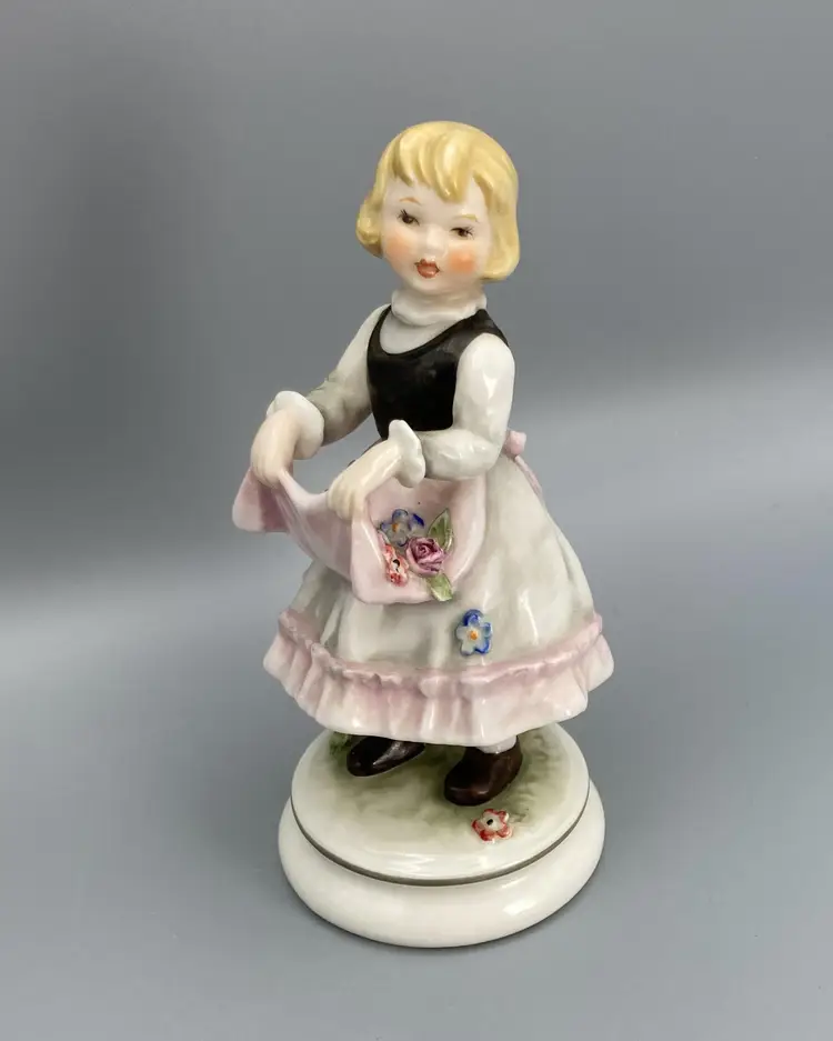 Goebel Lore Blumenkinder Figurine "Apronful of Flowers" #225 from 1968 - 18/579 - Vintage
