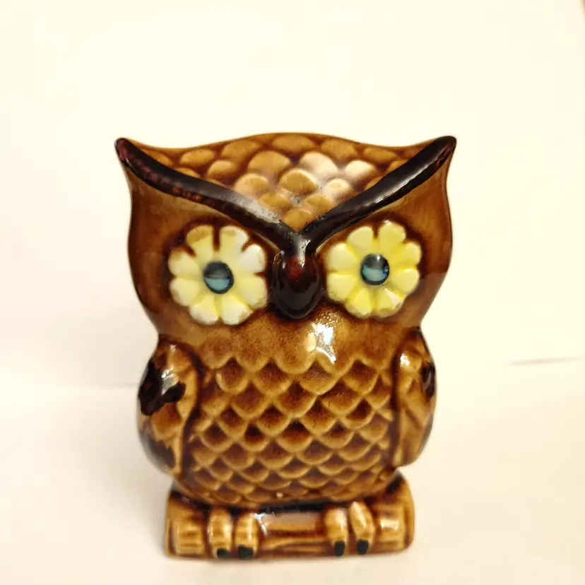 MCM Owl napkin or letter holder. 70's. 4.5 in high. No chips or cracks.