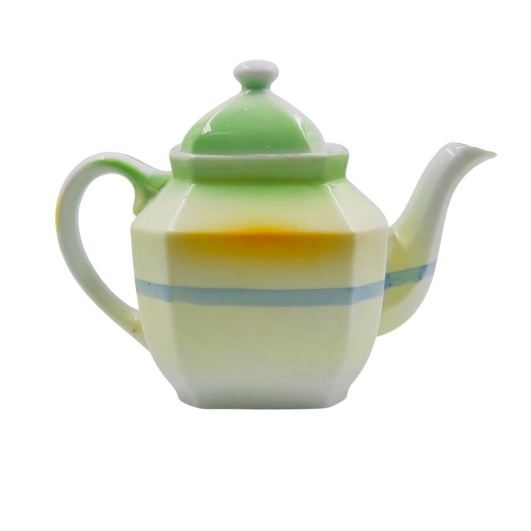 VINTAGE TEAPOT 
Occupied Japan 1950s