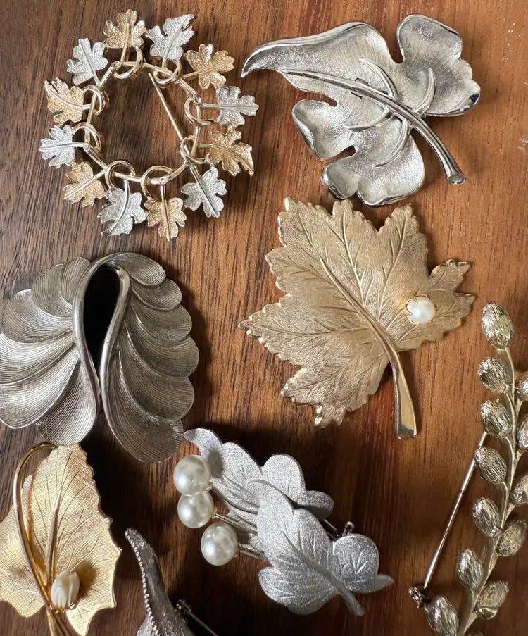 Lot Of 8 Vintage Leaf Brooches Pins Sarah Coventry BSK Gold Tone Faux Pearl Silver