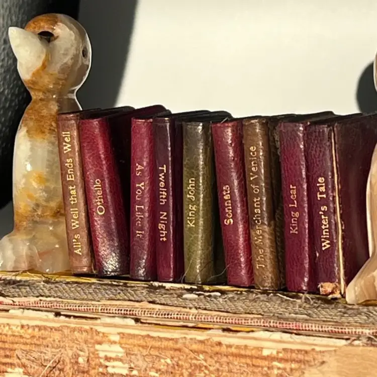 Onyx Bird Vintage TWO Figurines Tan Brown Hand Carved Stone Bookends 9 Miniature Shakespeare Novels