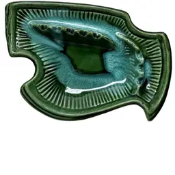 VTG ASHTRAY,MARKED CALIF. U.S.A. GREEN & AQUA ABSTRACT FISH SHAPE RIDGES GREEN & AQUA DRIP GLAZE, EXCELLENT PREOWNED CONDITION (please VIEW Photos).