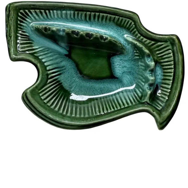 VTG ASHTRAY,MARKED CALIF. U.S.A. GREEN & AQUA ABSTRACT FISH SHAPE RIDGES GREEN & AQUA DRIP GLAZE, EXCELLENT PREOWNED CONDITION (please VIEW Photos).
