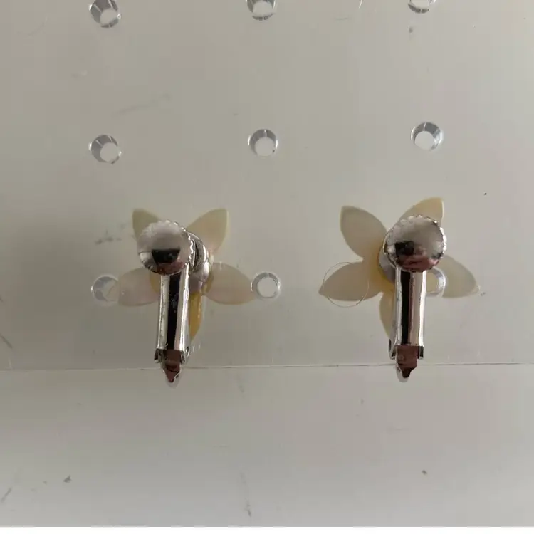 Vintage Carved Iridescent Mother Of Pearl Daisy Shaped Clip On Convertible Earrings