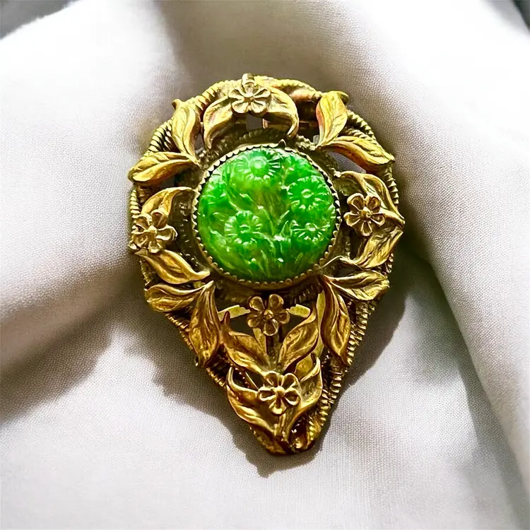 Antique 1920s Art Deco Carved Jadeite (Jade) Gold-Filled Fur / Dress / Shoe Clip