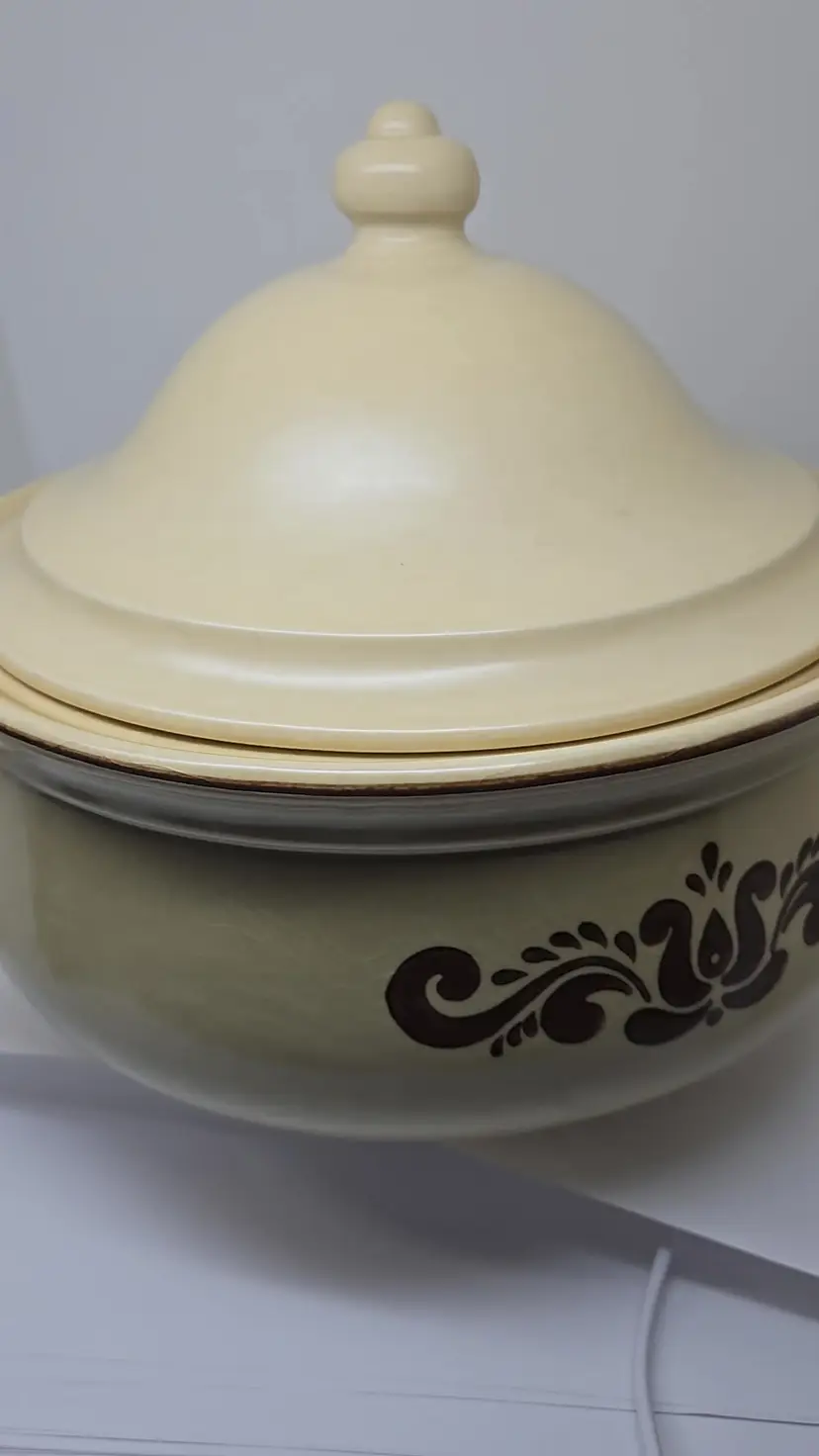 Village by Pfaltzgraff, Stoneware Casserole Dish with Lid, 3.5 Quarts, 1976, USA
