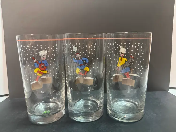 Folk Art Glass Set.