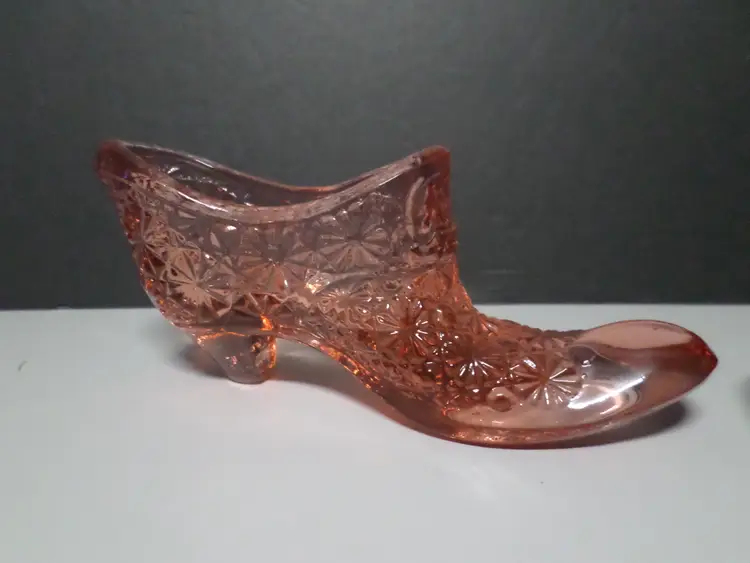 Vintage Pink Depression Glass Slipper Shoe Figurine - Daisy & Button Pattern - Collectible Art Glass
