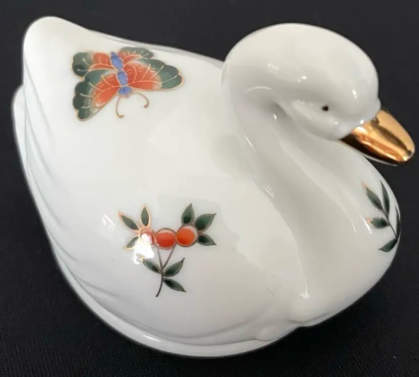 SWAN!! Vintage, 2 piece, Porcelain Trinket Box with Butterflies/Florals. Excellent condition. Perfect gift!