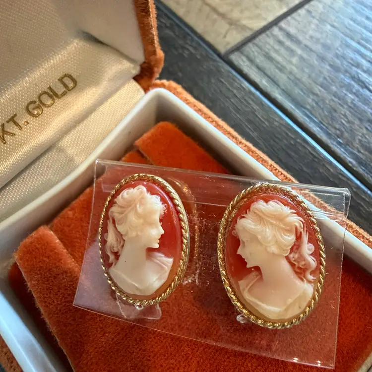 Vintage Cameo Clip On Earrings