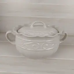 Celebrating Home Veranda Stoneware White Scalloped Covered Bean Pot/Soup Tureen