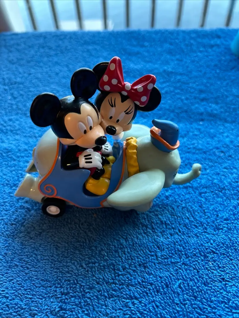 Disney Parks Exclusive Minnie and Mickey Dumbo Pull Back Toy Car Ride
