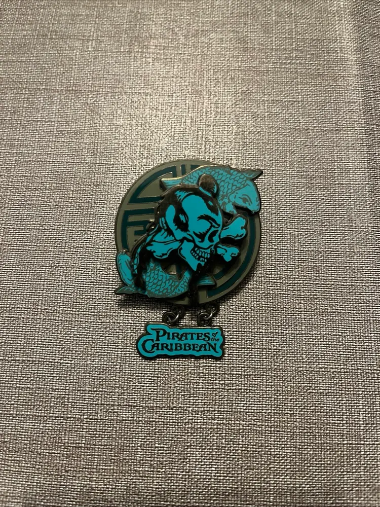 Disney Pirates Of The Caribbean Koi Fish  Spinner 2007 Dangler Pin