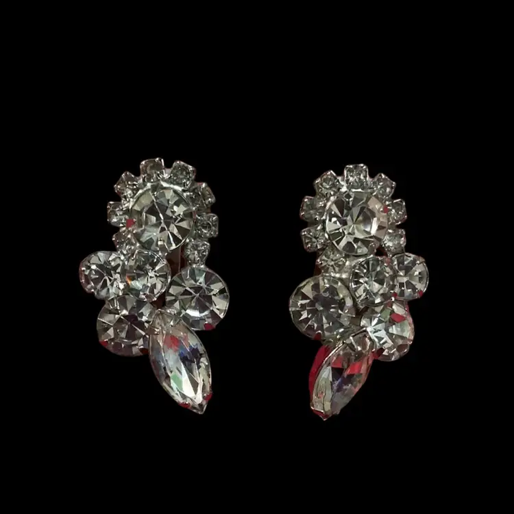 BLING !!!! ALERT!!! lol !!! Gorgeous Vintage Silvertone Glass Prong Set Crystals Clip Earrings!!!