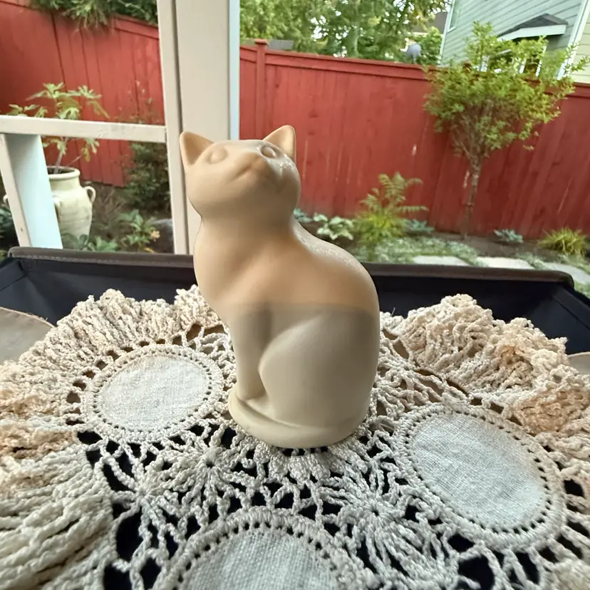 🐞 Vtg Handcast Designs UK Stone Casting Matte Cream Sitting Cat Figurine