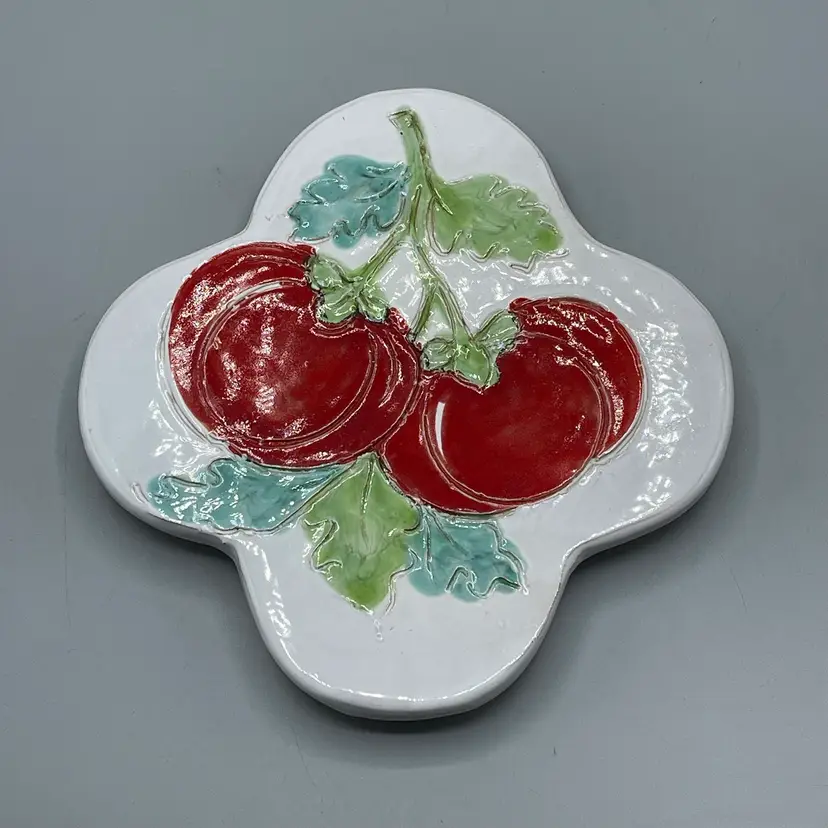 Italian Pottery Trivet White with Tomatoes on the Vine Lobed Vegetable