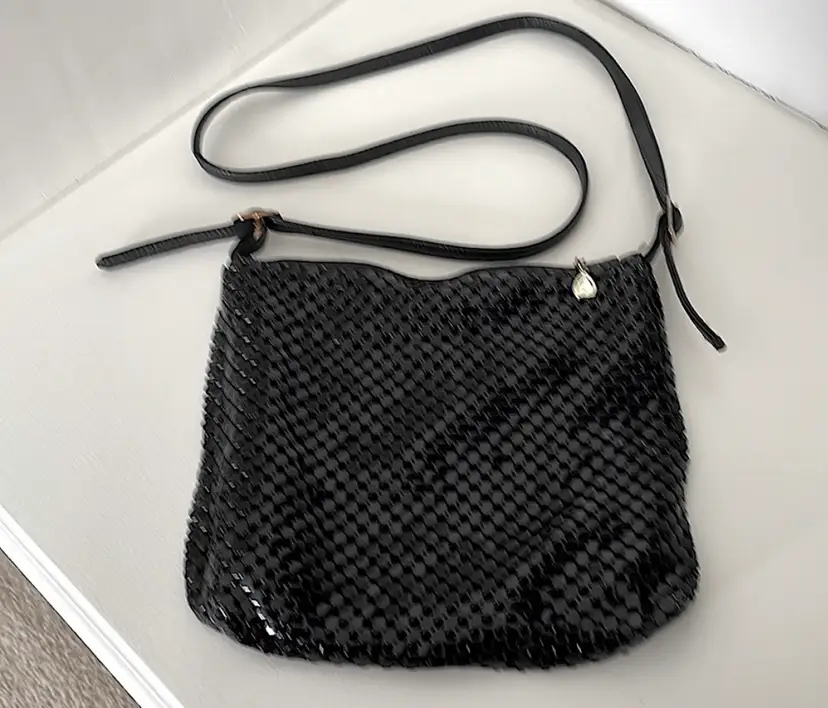 Vintage Whiting and Davis, black mesh shoulder bag in nice, vintage condition!