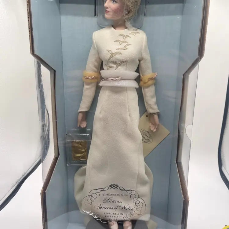 The Franklin Mint Diana Princess of Wales Porcelain Portrait Doll Beige Dress