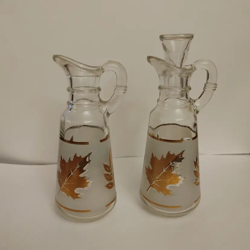 Vintage Anchor Hocking Starlyte Gold Leaf cruet set. 6 inches high without stopper. Minor loss to gold. Only 1 stopper.