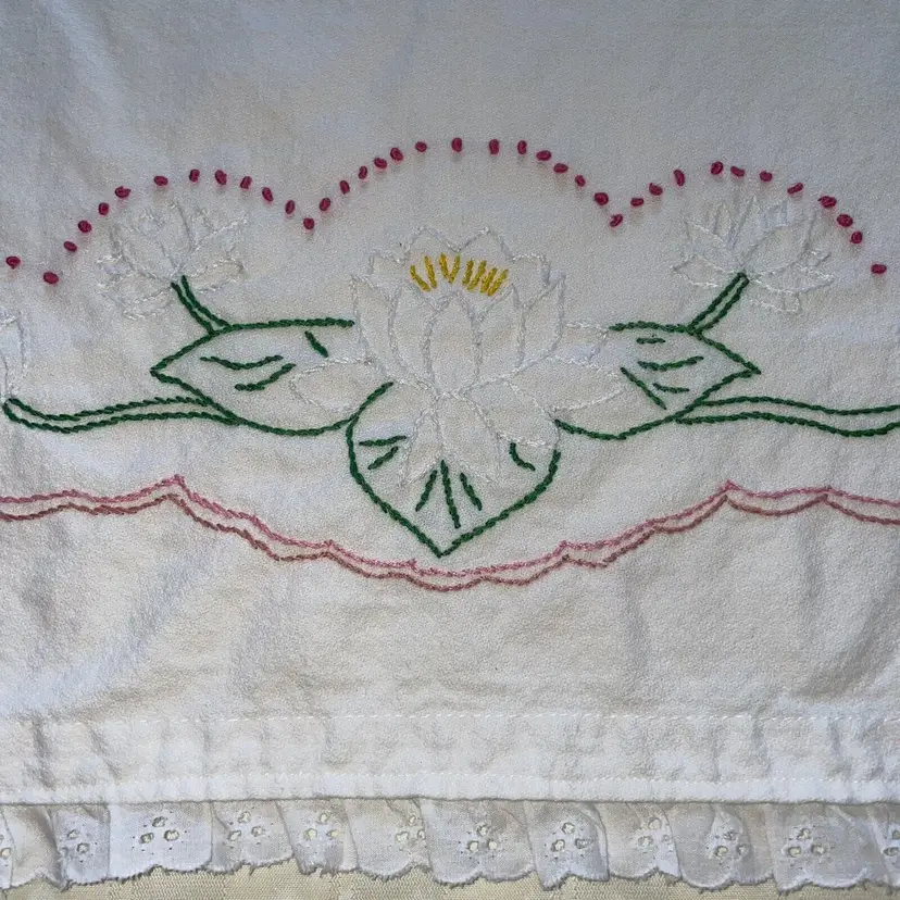 VINTAGE HAND EMBROIDERED TABLE RUNNER DRESSER SCARF WATER LILLY RUFFLE  50x18