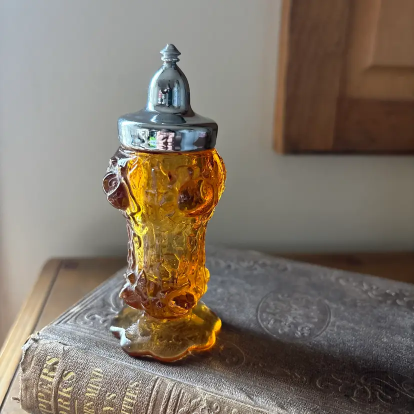 Single Fenton Cabbage Rose Amber Glass Shaker