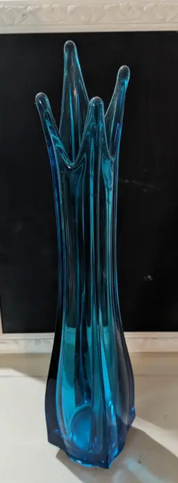 Vintage L.E Smith Blue Swung Glass Vase Glow In UV Light