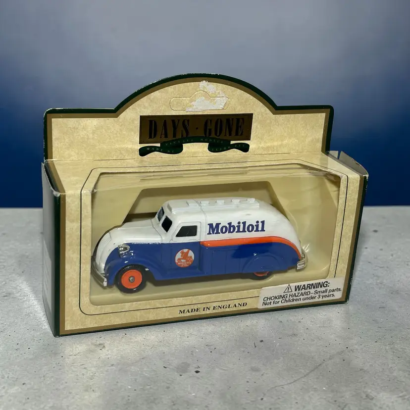 Days Gone 1939 Dodge Streamliner Mobil Oil 78000 England