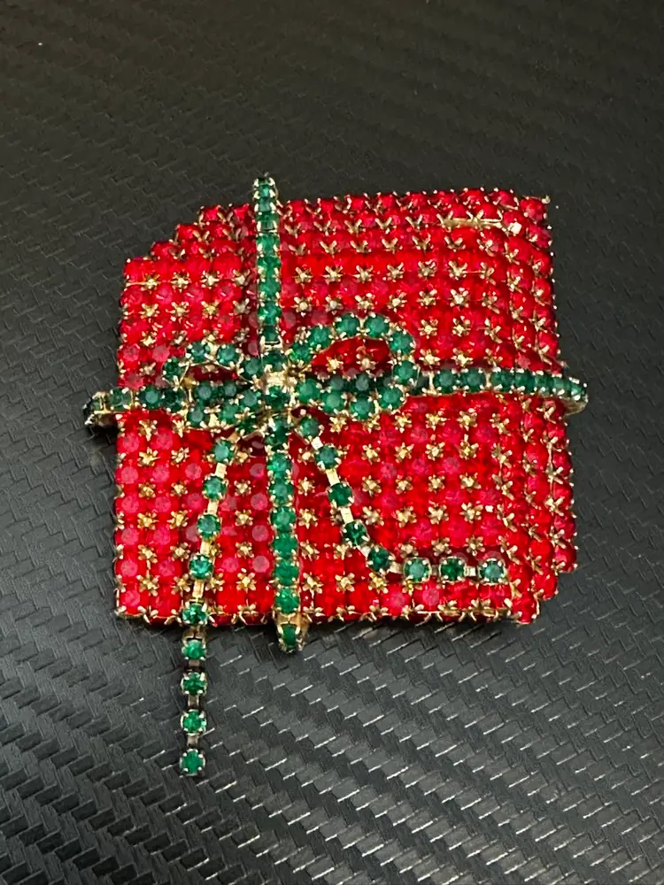 Red And Green Prong Set Rhinestone Present Brooch
