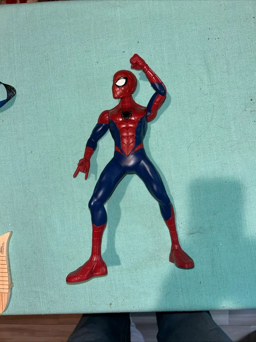 Hasbro Marvel Spiderman Electronic 12"Figure with 20 Phrases/Sound for Kids