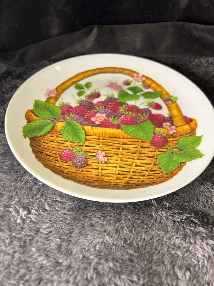 Vintage Avon Summer Fruit Collection Plate 1985 Raspberries Berries Basket 8.25"