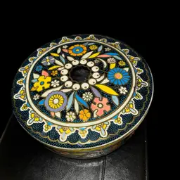 Beautiful Round Tin - Vintage