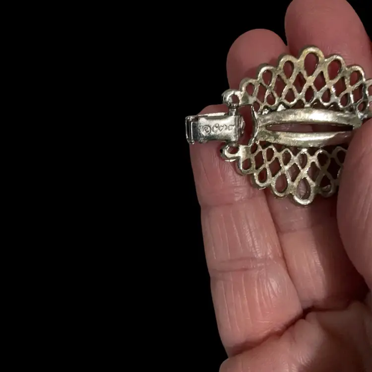 Vintage Silvertone Coro Link Bracelet. With Oval Filigree Floral Design Links.